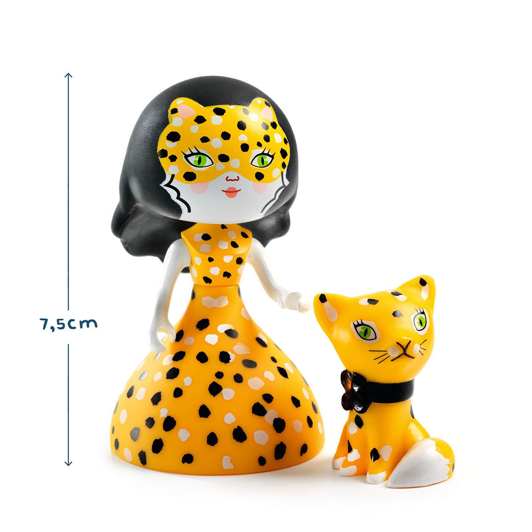 Djeco speelgoedfiguurtjes van een pop en een kat, geel met zwarte vlekken, met een maataanduiding van 7,5 cm.