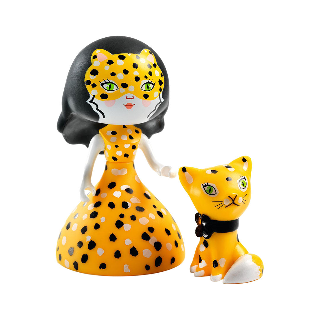 Djeco speelgoedfiguurtjes van een pop met luipaardmasker en een zittende kat, beide geel met zwarte vlekken.