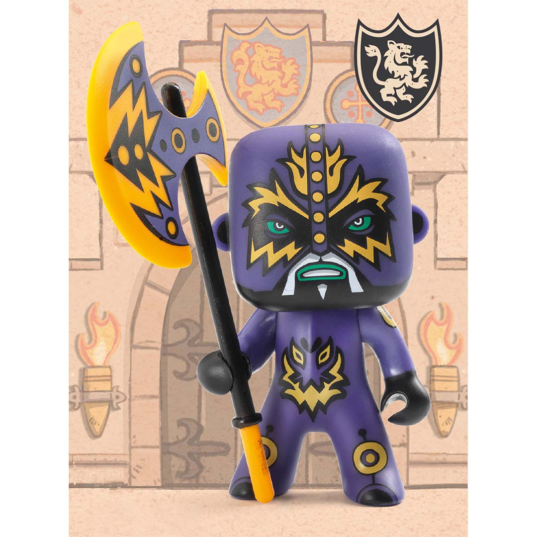 Djeco Arty Toys Flameo actiefiguur met bijl voor een kasteelachtergrond.