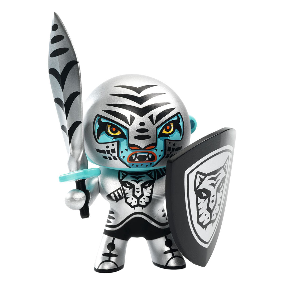 Djeco Arty Toys Furious actiefiguur in zilver met tijgerpatroon, zwaard en schild.
