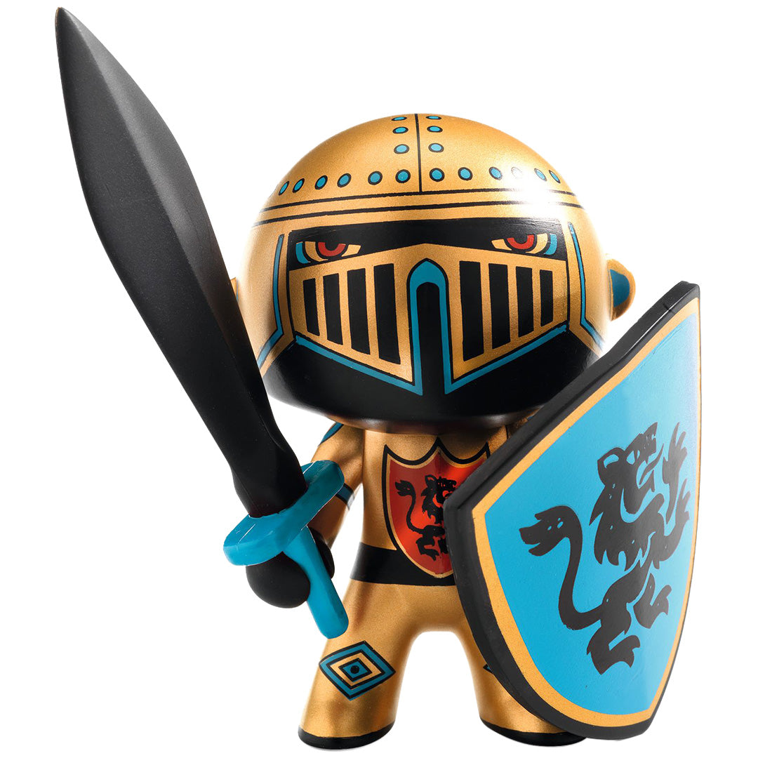 Djeco Arty Toys actiefiguur van ridder Azur in goudkleurige uitrusting met zwaard en schild.