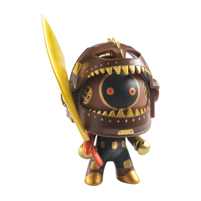 Djeco Arty Toys Pirat'nha actiefiguur met bruin-gouden pantser en een gouden zwaard.