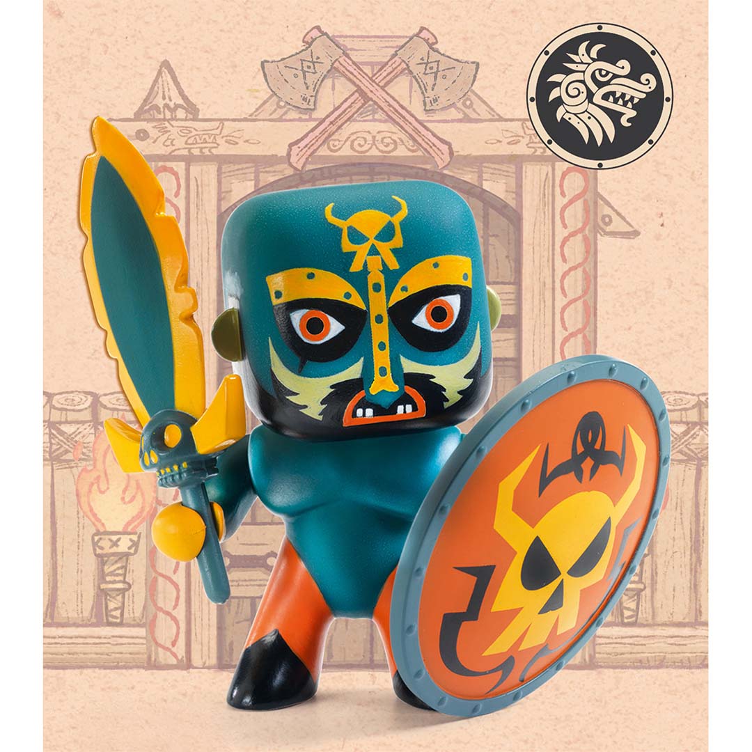 Djeco Arty Toys actiefiguur van een blauwe ridder met schedelmasker, zwaard en schild, met geïllustreerde achtergrond.