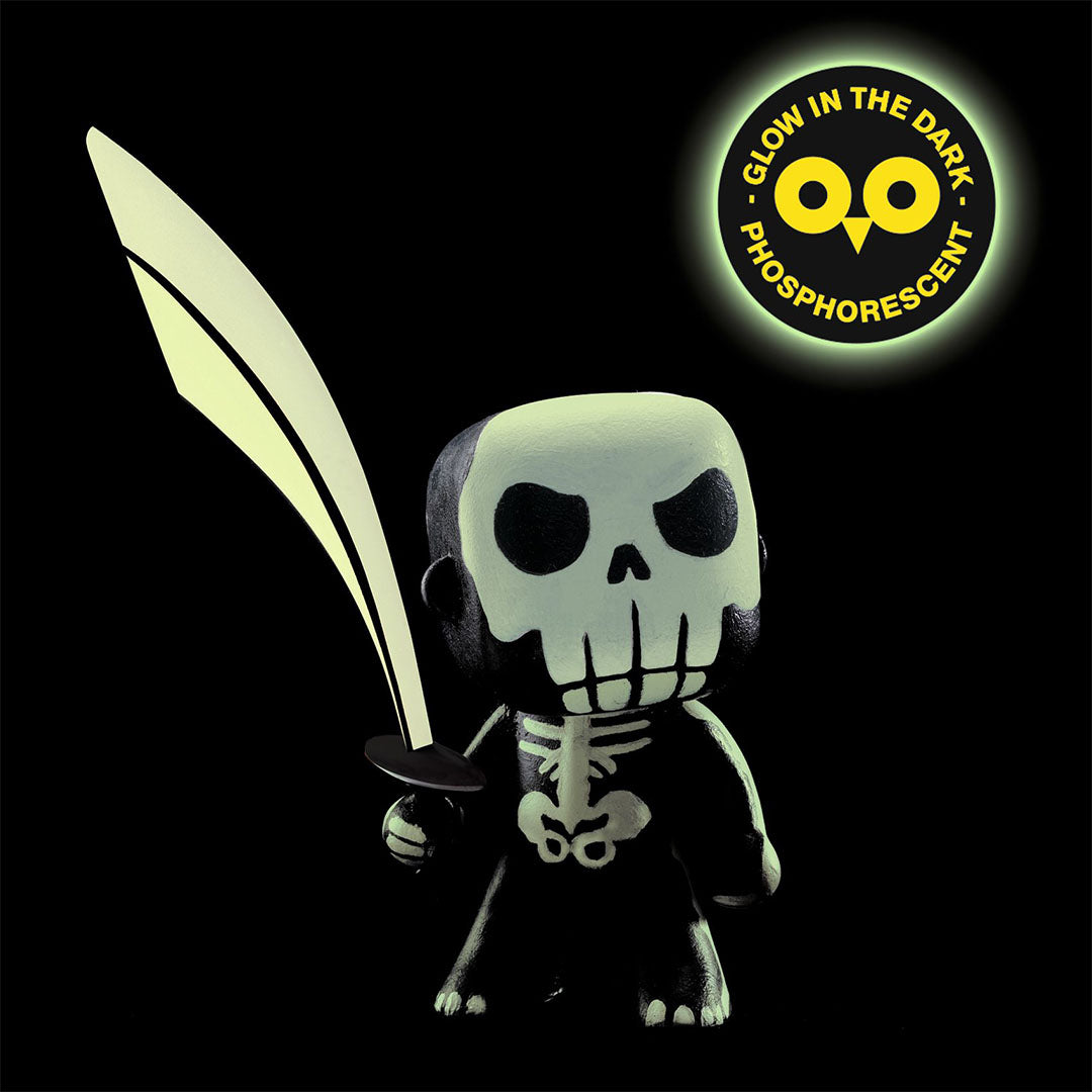 Djeco Arty Toys Skully actiefiguur van een skelet met zwaard dat oplicht in het donker.