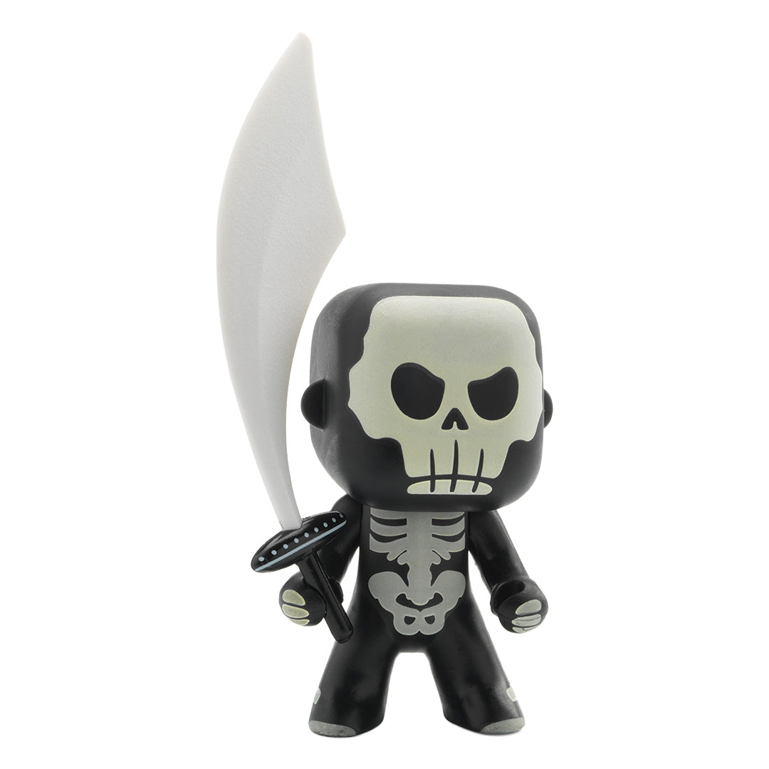 Djeco Arty Toys Skully actiefiguur van een skelet met een wit zwaard.