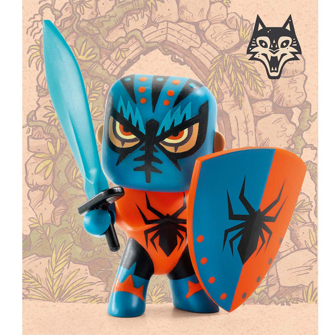Djeco Arty Toys Spider Knight actiefiguur met zwaard en schild, afgebeeld tegen een geïllustreerde achtergrond.
