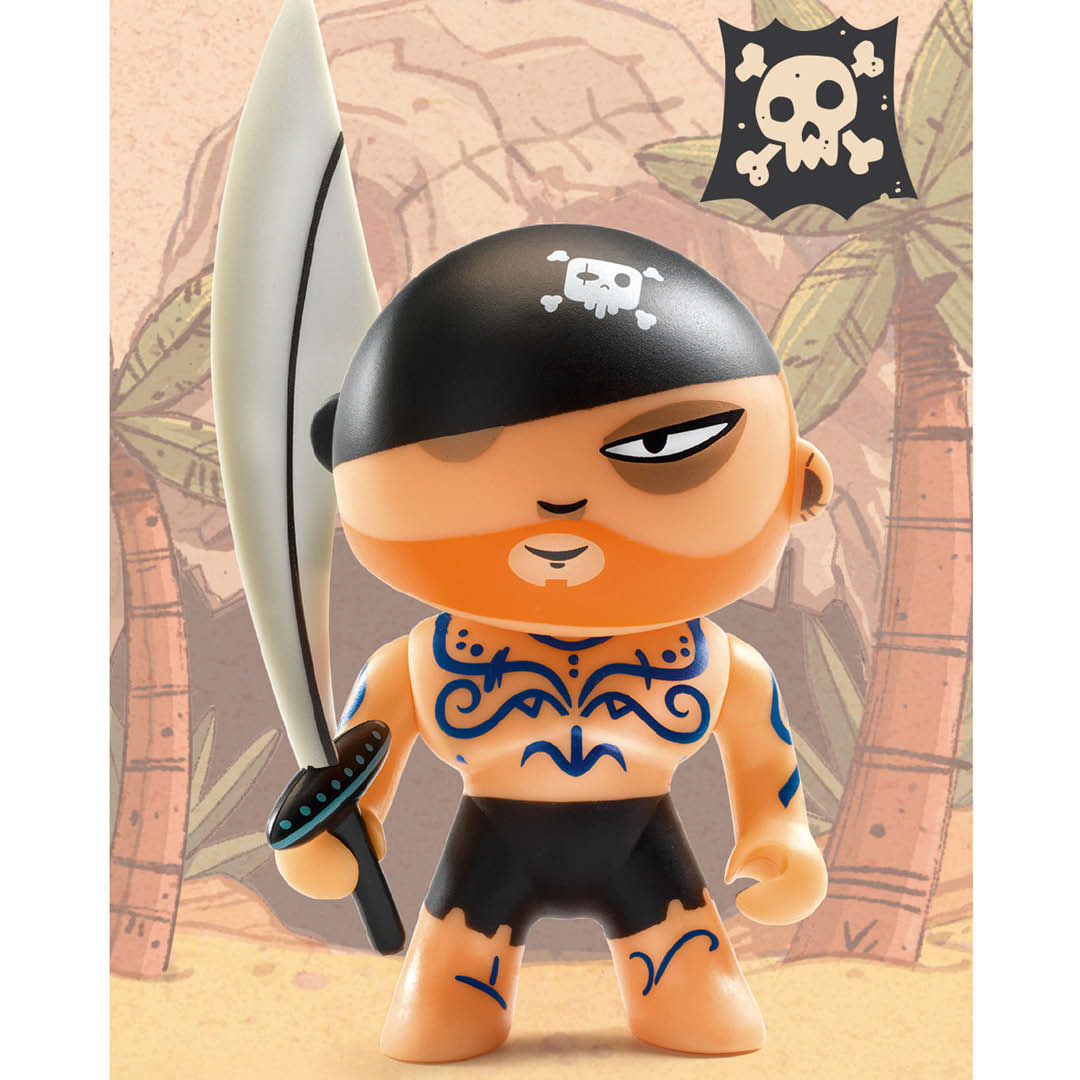 Djeco Arty Toys actiefiguur van een oranje piraat met tatoeages en een zwaard, tegen een achtergrond van palmbomen.