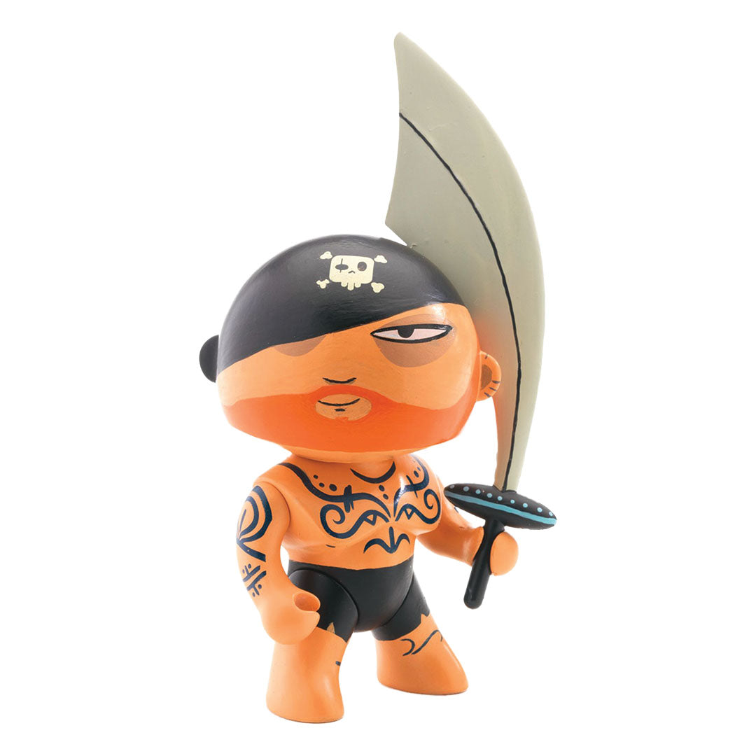 Djeco Arty Toys actiefiguur van een oranje piraat met tatoeages en een zwaard.