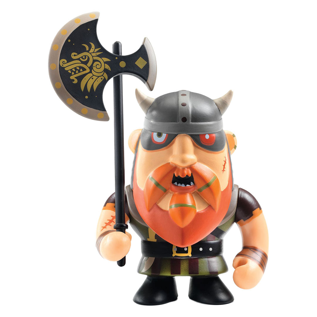 Djeco Arty Toys actiefiguur van een barbaar met rode baard, gehoornde helm en een grote bijl.