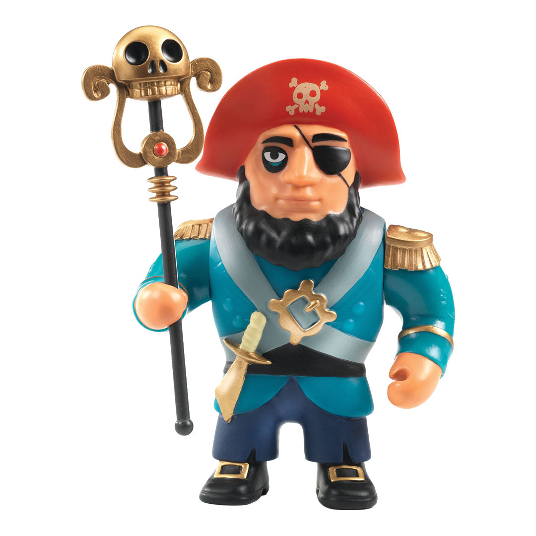 Djeco Arty Toys piraten actiefiguur met rood hoedje, ooglapje en staf met doodshoofd.