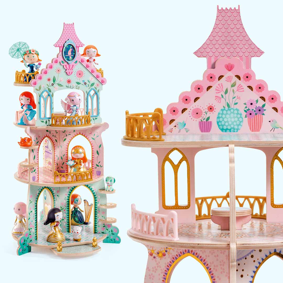 Djeco houten prinsessen poppenhuis toren gevuld met diverse Arty Toys poppen en accessoires, deels in close-up.