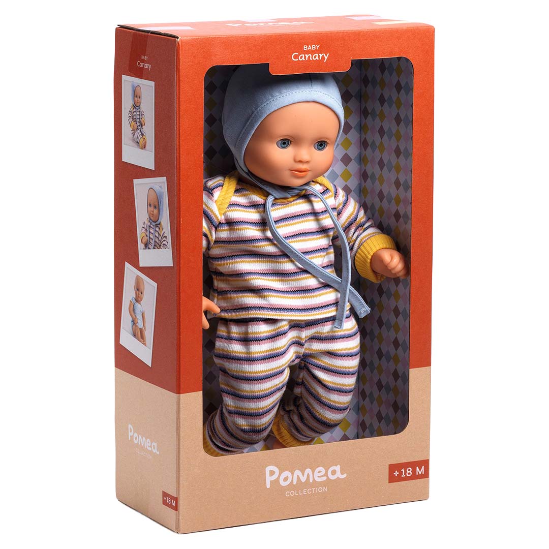 De Djeco babypop Canary in de productverpakking, met een gestreepte jumpsuit en blauwe mutsje.