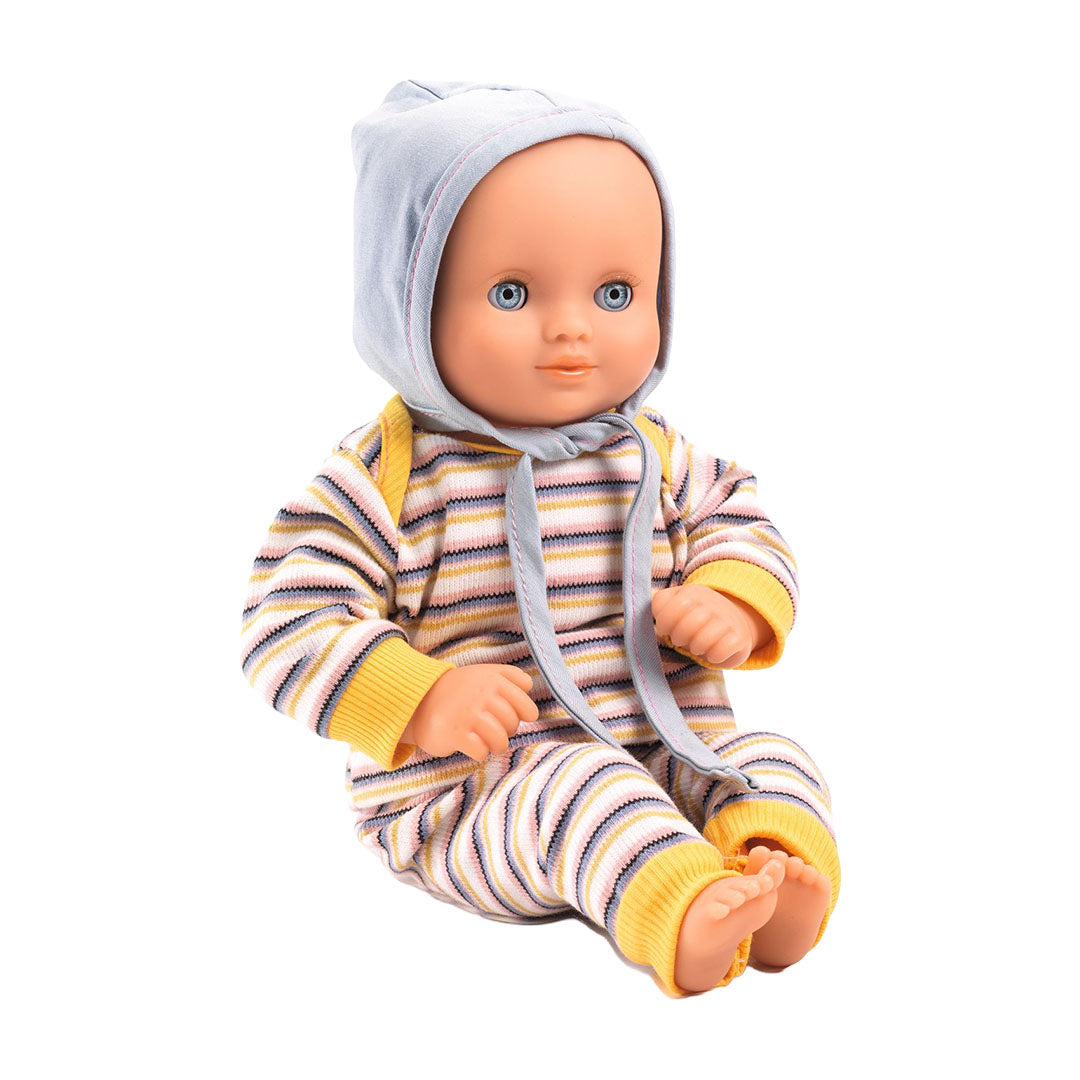 Djeco babypop Canary met gestreepte jumpsuit en blauwe mutsje, zittend op een witte achtergrond.