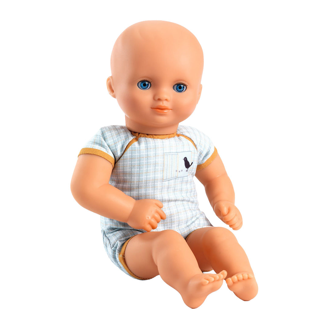 Djeco babypop Canary met een blauw geruit rompertje en een kaal hoofd, zittend op een witte achtergrond.