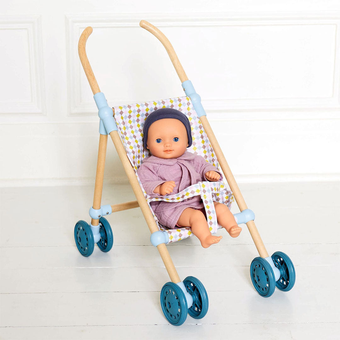 Djeco babypop Pomea Dahlia Purple in een houten poppenbuggy.