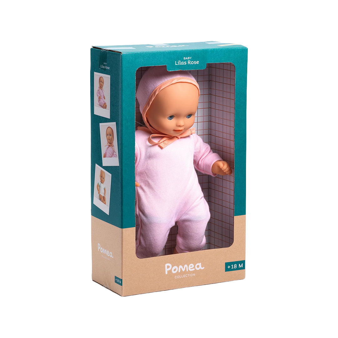 Djeco babypop Lilas Rose in roze outfit, zittend in de productverpakking.