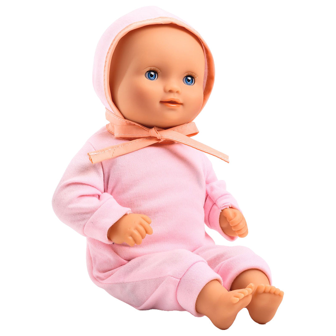 Djeco babypop Lilas Rose met blauwe ogen, zittend in een roze romper en mutsje op een witte achtergrond.