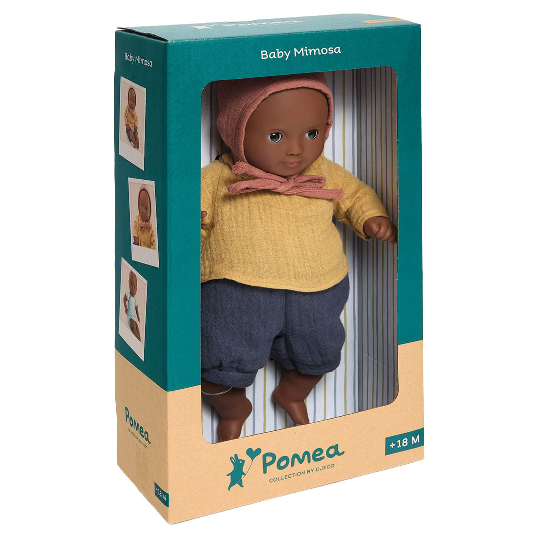 De verpakking van de Djeco babypop Pomea Mimosa, met de pop zichtbaar in de doos.