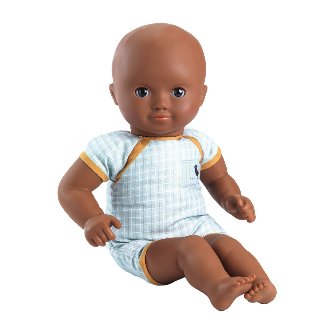 Djeco babypop met donkere huid, zittend in een lichtblauw geruit rompertje.