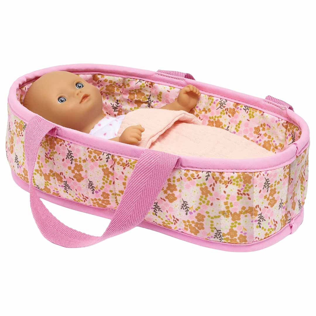 Djeco babypop Mini Barbara ligt in een roze gebloemde draagwieg met een roze deken.