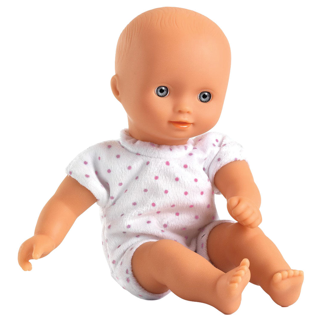 Djeco babypop Mini Barbara zit in een wit pakje met roze stippen.
