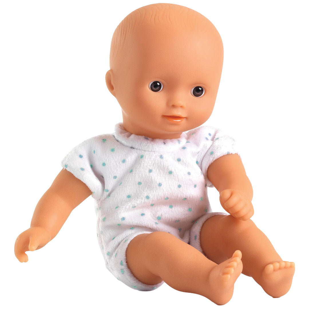 Djeco Pomea babypop Mini Sasha met een witte romper met lichtblauwe stippen.