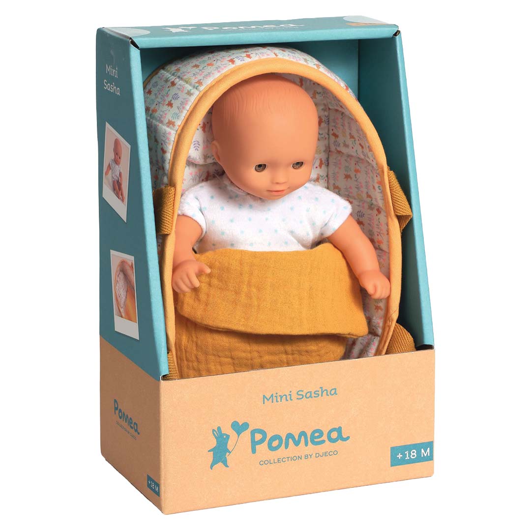 De verpakking van de Djeco Pomea babypop Mini Sasha met draagmand.