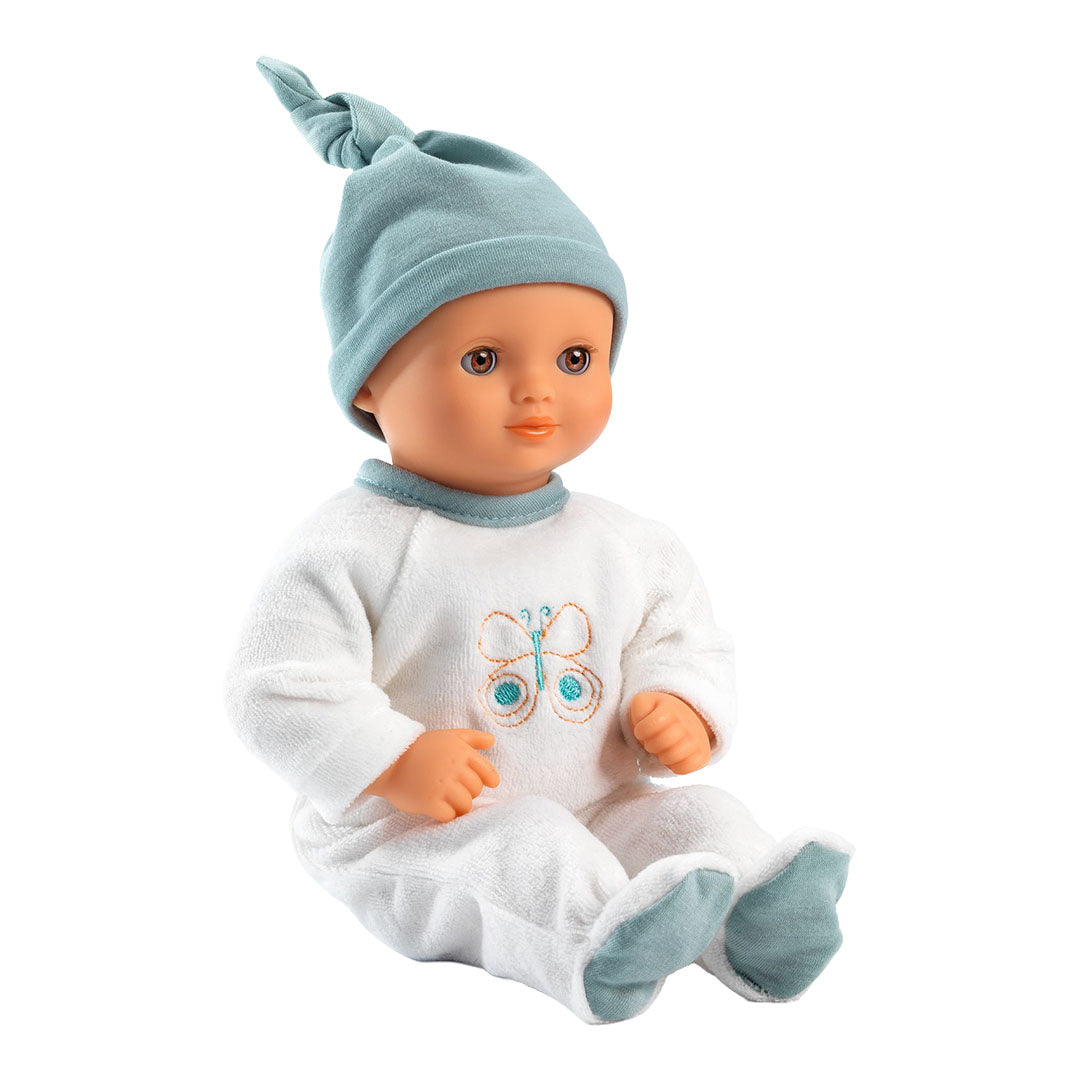 Djeco babypop Pomea in een wit velours rompertje met vlinder en een teal mutsje.
