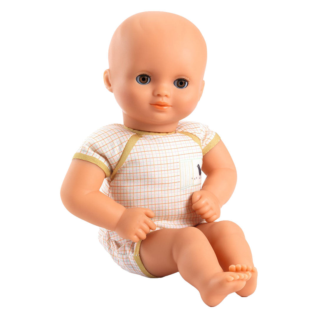 Djeco babypop Pomea in een wit met oranje geruit rompertje.