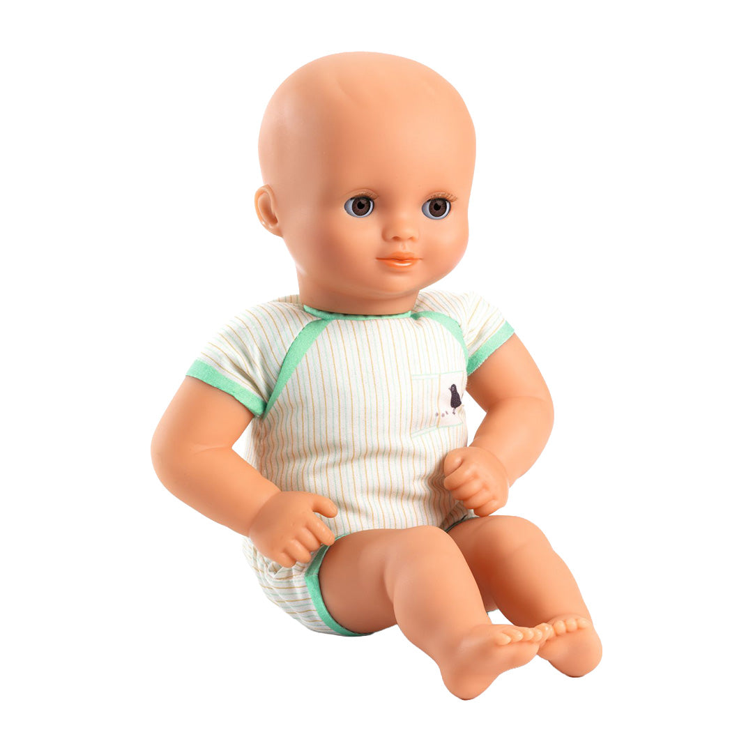 Djeco babypop Pomea met een gestreepte romper met groene accenten, zittend op een witte achtergrond.