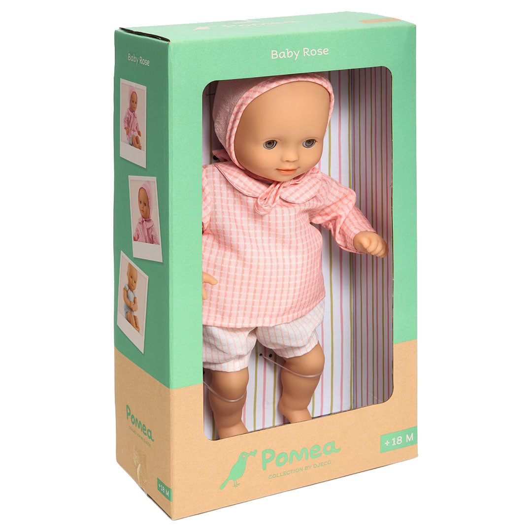 De groene verpakking van de Djeco Pomea babypop Rose, met de pop zichtbaar door het venster.
