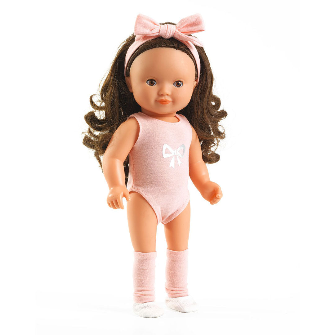 Djeco babypop Roxane in een roze turnpakje met strik, beenwarmers en hoofdband.