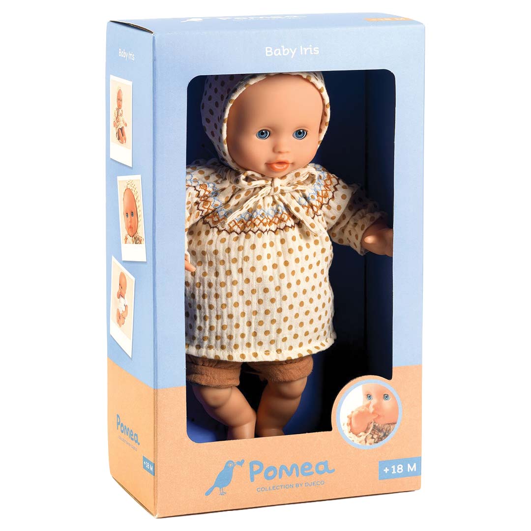De Djeco babypop Iris in de blauw-witte productverpakking.