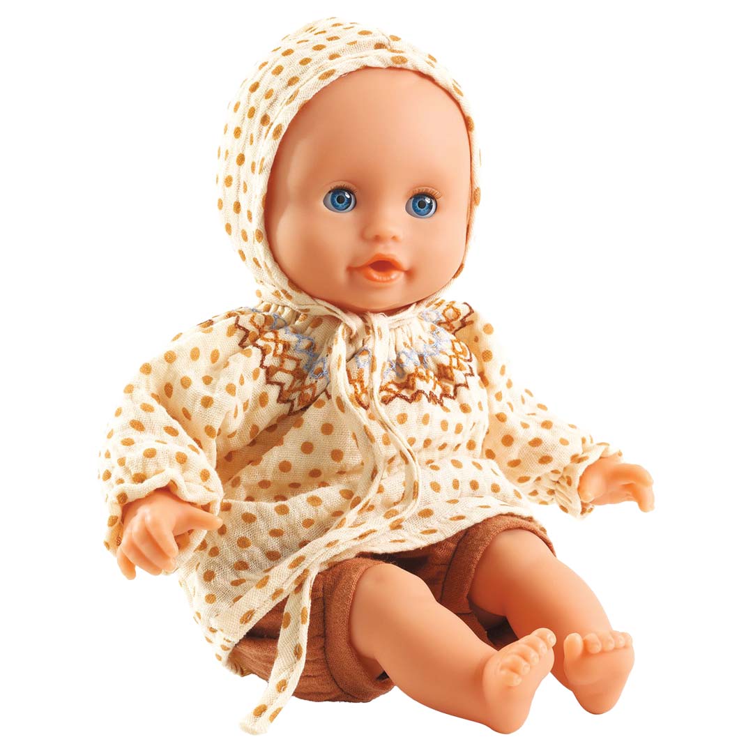 Djeco babypop Iris met blauwe ogen, zittend in een beige gestippeld pakje met capuchon.