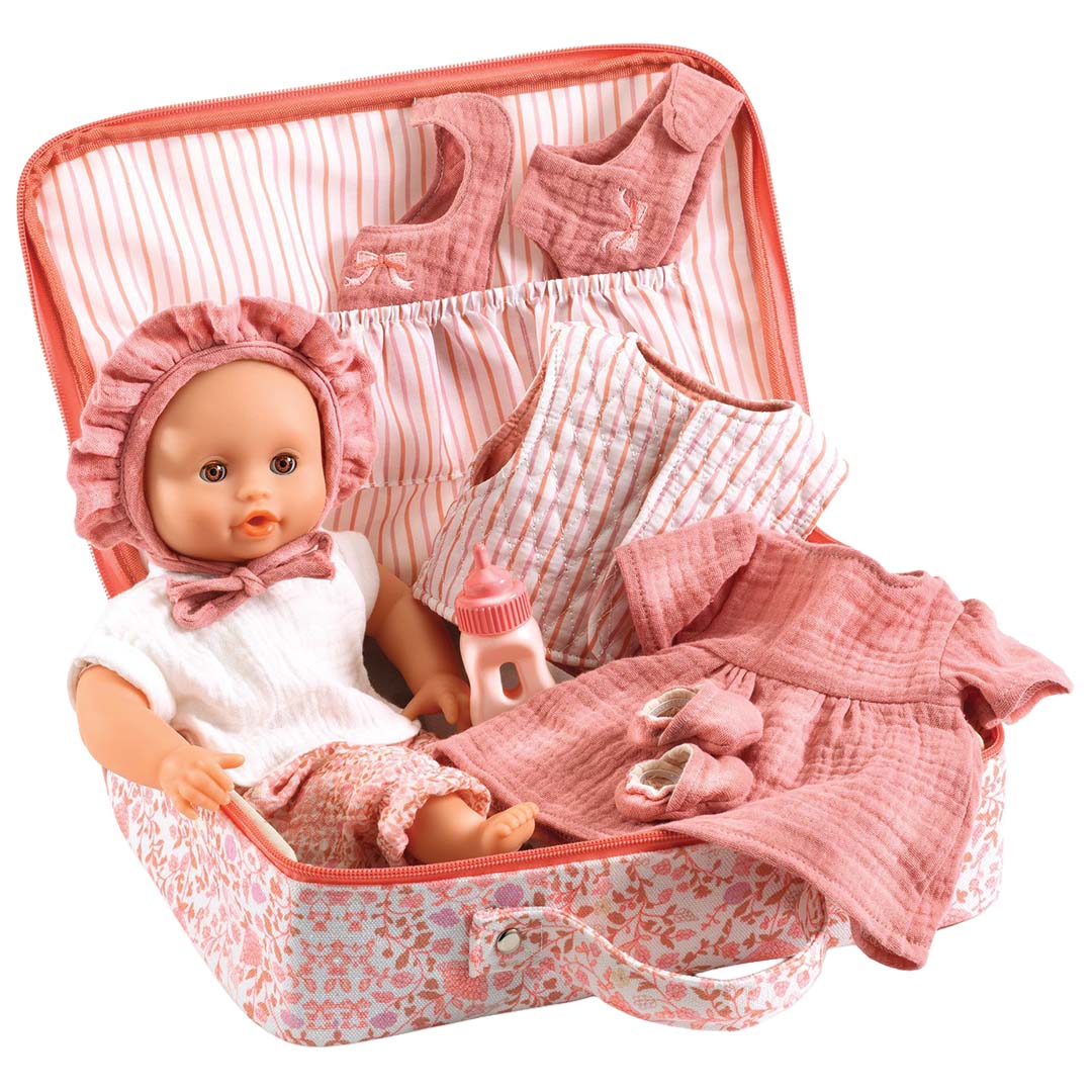 Djeco babypop Lily in een open roze koffer met kleding en accessoires.
