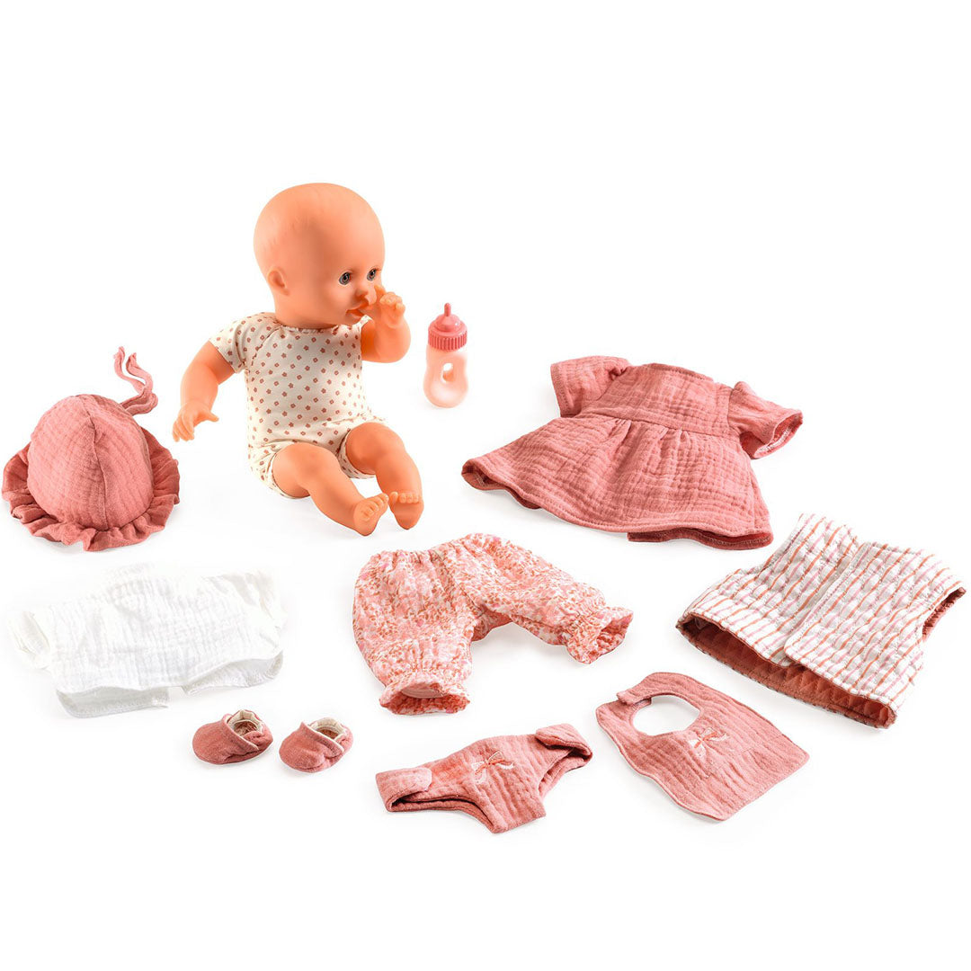 Djeco babypop Lily met een collectie roze kledingstukken en een flesje.