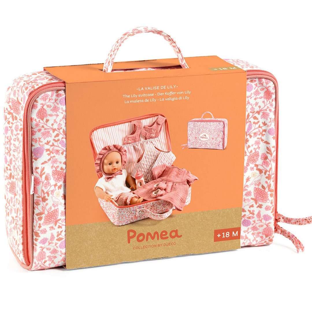 Verpakking van de Djeco Pomea babypop Lily kofferset met afbeelding van de inhoud.