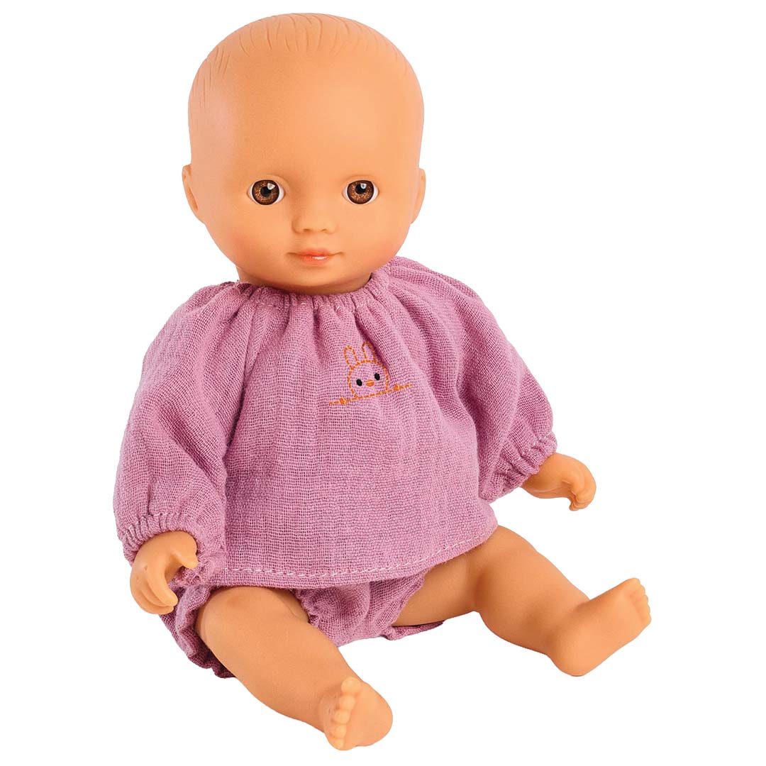 Djeco babypop Pomea Sarah met beige huidskleur en roze kleding met konijnenopdruk.