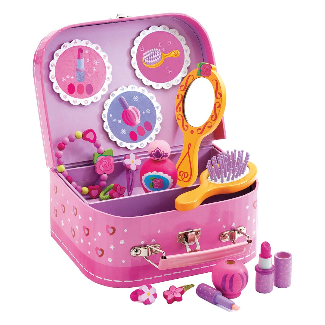 Djeco houten speelgoed beautycase open met make-up en sieraden deels erin en deels ernaast.
