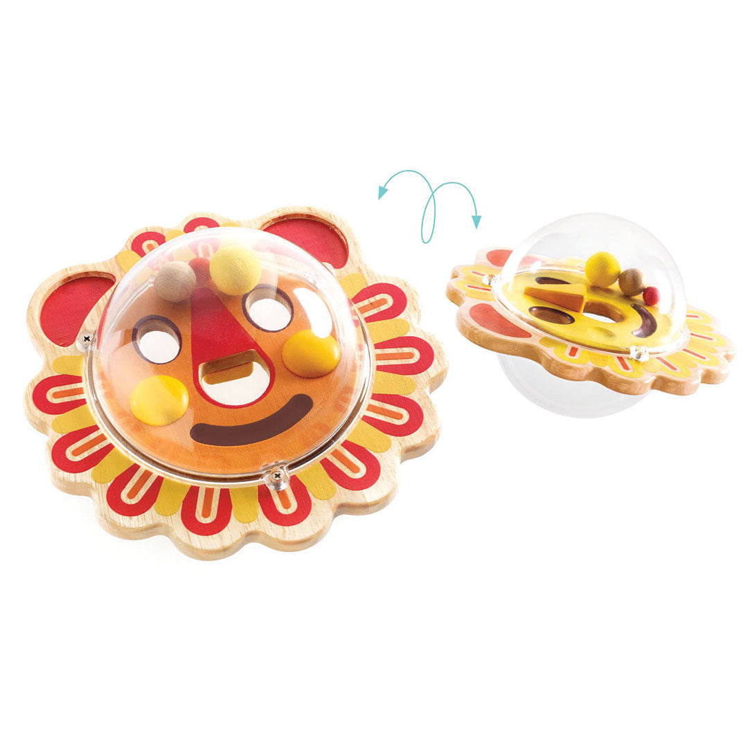 Djeco Piti Wizi behendigheidsspel in de vorm van een leeuw, met een doorzichtige koepel en balletjes, getoond in twee posities.