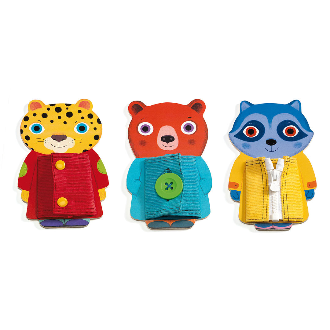 Drie houten dierenfiguren van het behendigheidsspel, een jaguar met knopen, een beer met een grote knoop en een wasbeer met een rits.