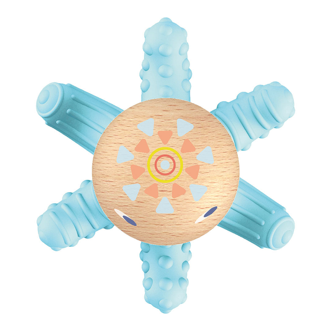 Djeco bijtspeelgoed babyoctopus van bovenaf gezien, met houten kop en getextureerde blauwe siliconen tentakels.