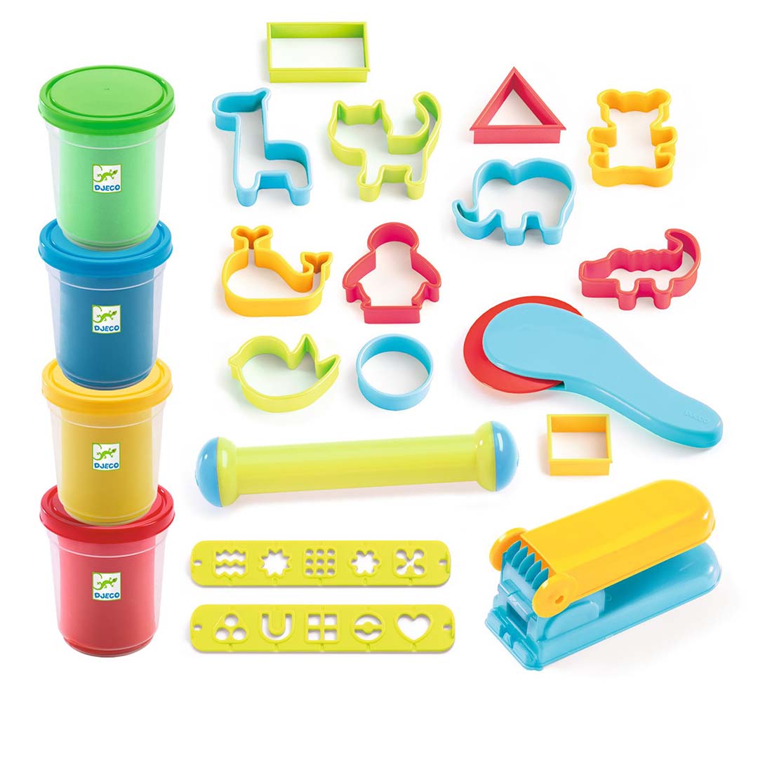 Djeco boetseerklei set met 4 potjes klei, diverse dieren- en vormpjesuitstekers, een roller en een kleipers.