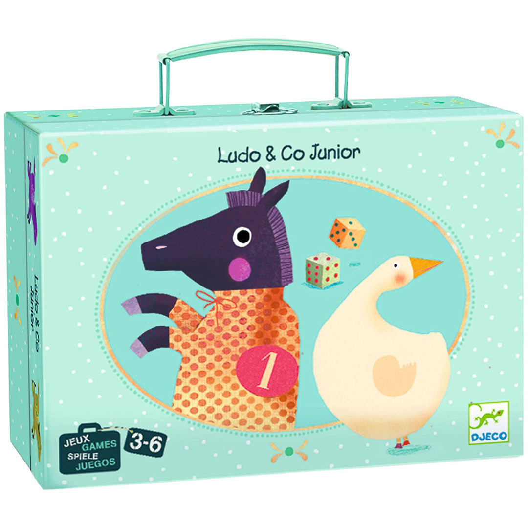 De voorkant van de Djeco Ludo & Co Junior bordspel verpakking, een lichtblauwe koffer met illustraties van een ezel en een gans.