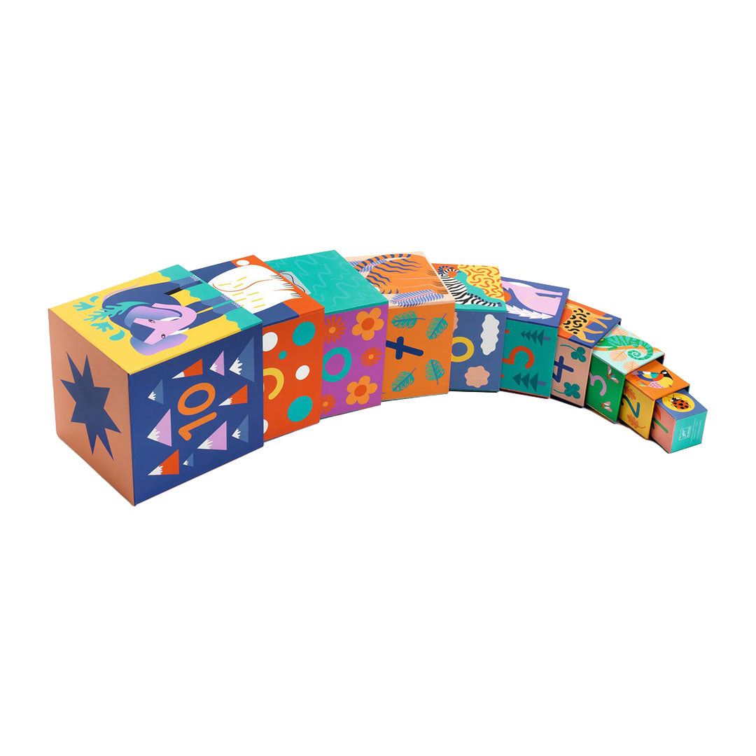 Djeco stapelblokken voor baby's met wilde dieren en abstracte patronen, in een boog gelegd.