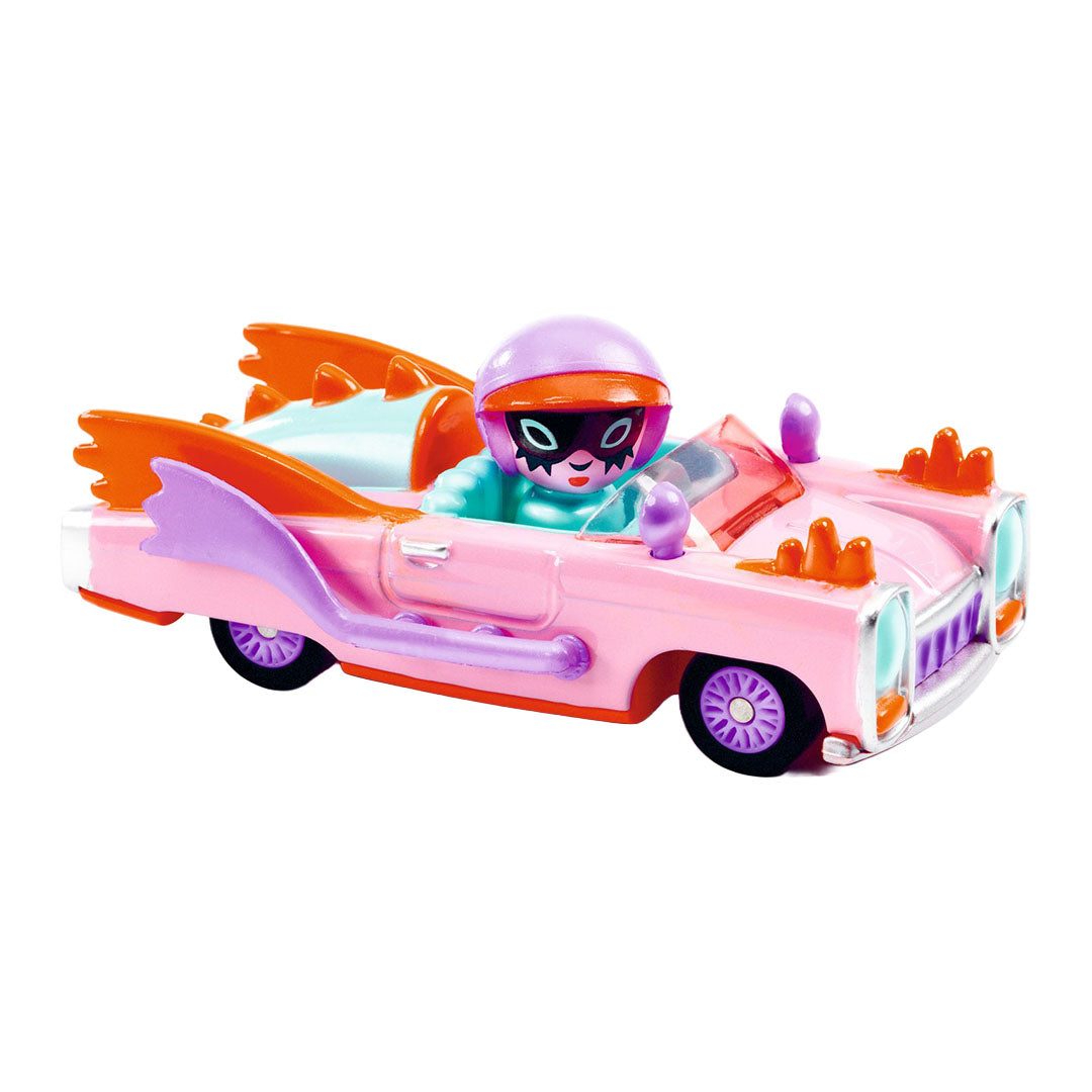 Djeco speelgoedauto Pink Lady, een roze auto met paarse en oranje details en een figuur met paarse helm.