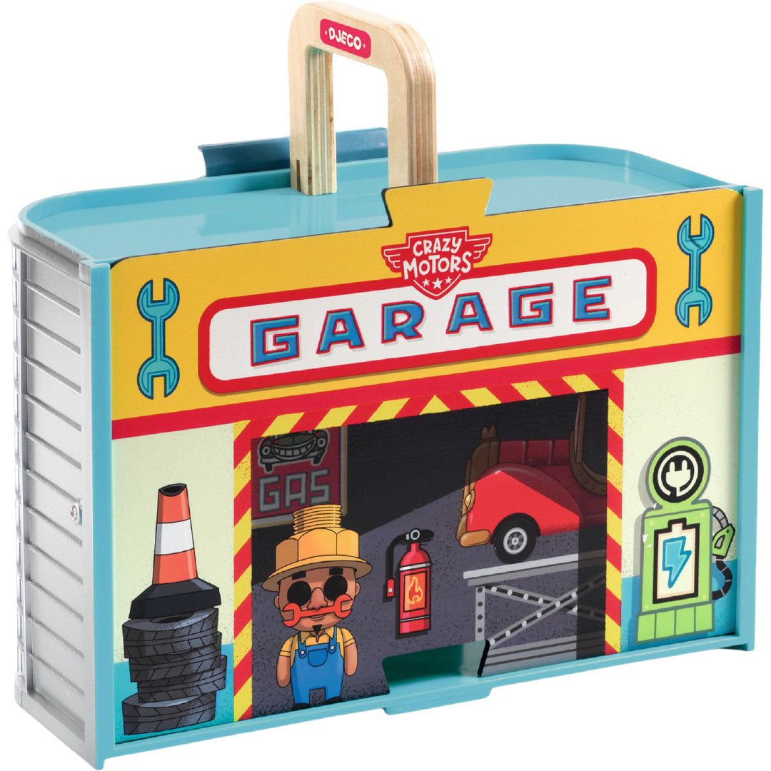 Djeco Crazy Motors Nomad Garage autospeelset, gesloten als een blauwe gereedschapskist met houten handvat en garage-illustraties.