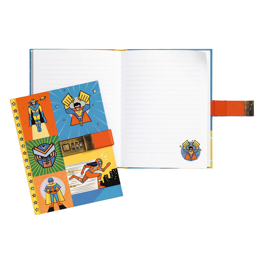 Open Djeco dagboek met blanco gelinieerde pagina's en het gesloten dagboek met superheldenillustraties ernaast.