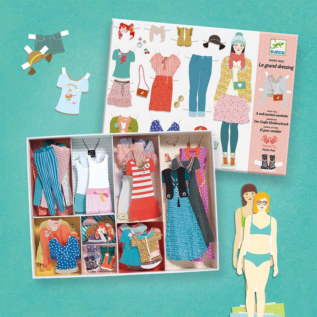Djeco 'Le grand dressing' papieren aankleedpoppen set met open doos vol kleding en twee poppen ernaast.