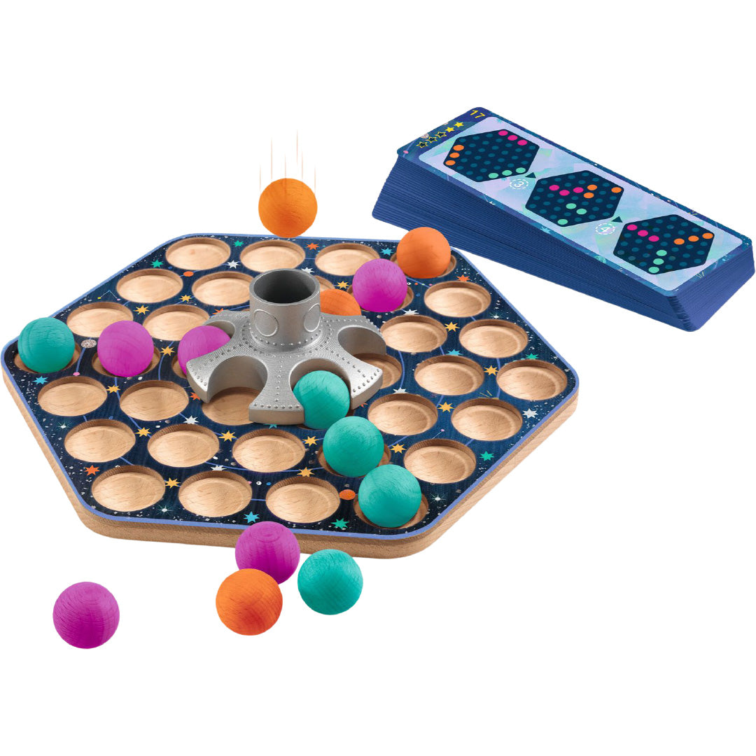 Djeco denkspel Cosmologic met een zeshoekig speelbord met sterren, gekleurde balletjes en een stapel uitdagingskaarten.
